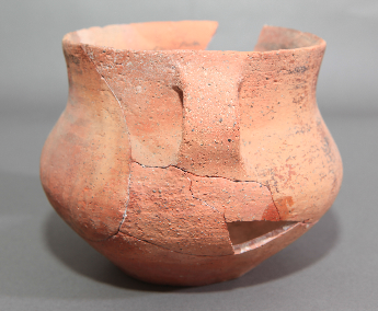 直线三角纹双耳彩陶罐