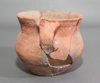 直线三角纹双耳彩陶罐