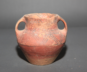 三角纹双耳彩陶罐