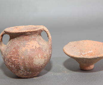 带盖双耳红陶罐