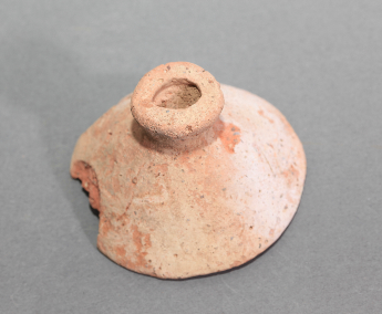 夹砂红陶纽盖