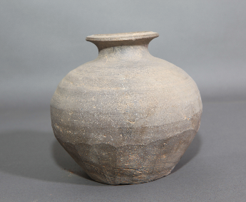 侈口高领灰陶罐