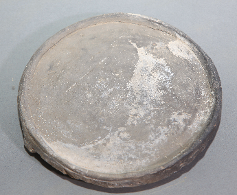 三足圆形灰陶案