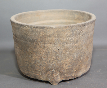 三足旋纹灰陶樽