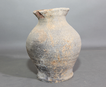 灰陶侈口瓶	