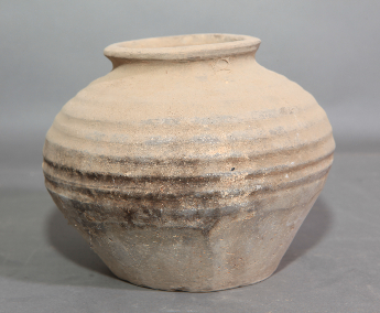 旋纹鼓腹灰陶罐