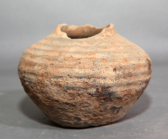 旋纹灰陶罐	