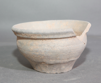 划刻纹灰陶碗
