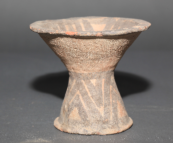 对三角纹彩陶豆