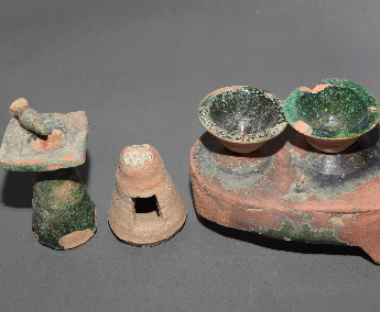 绿釉陶灶仓一套	