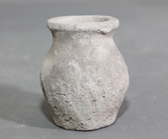 夹砂灰陶罐