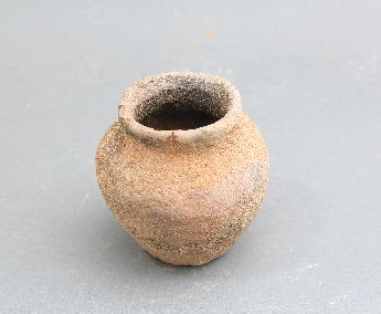 粗砂灰陶小罐	