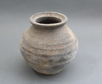 敞口旋纹灰陶罐