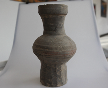 旋纹敞口灰陶壶